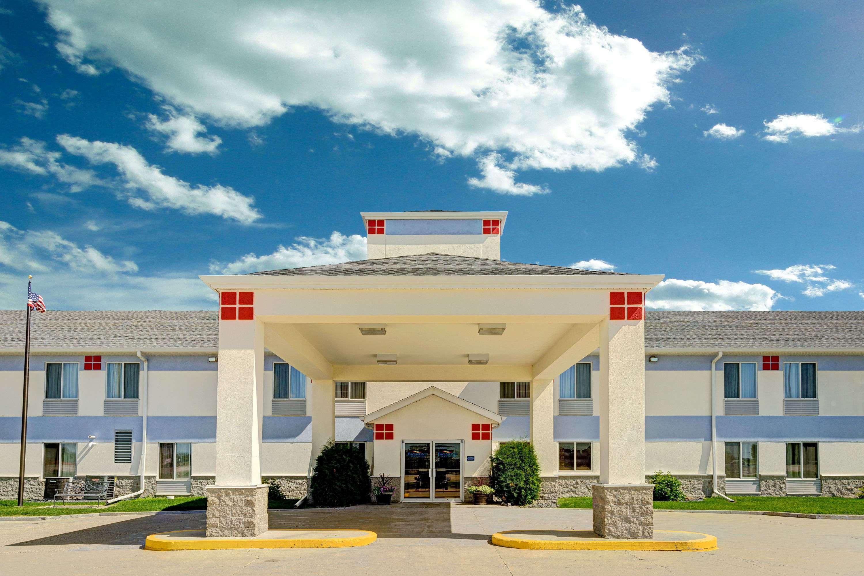 Baymont By Wyndham Wahpeton Hotell Exteriör bild