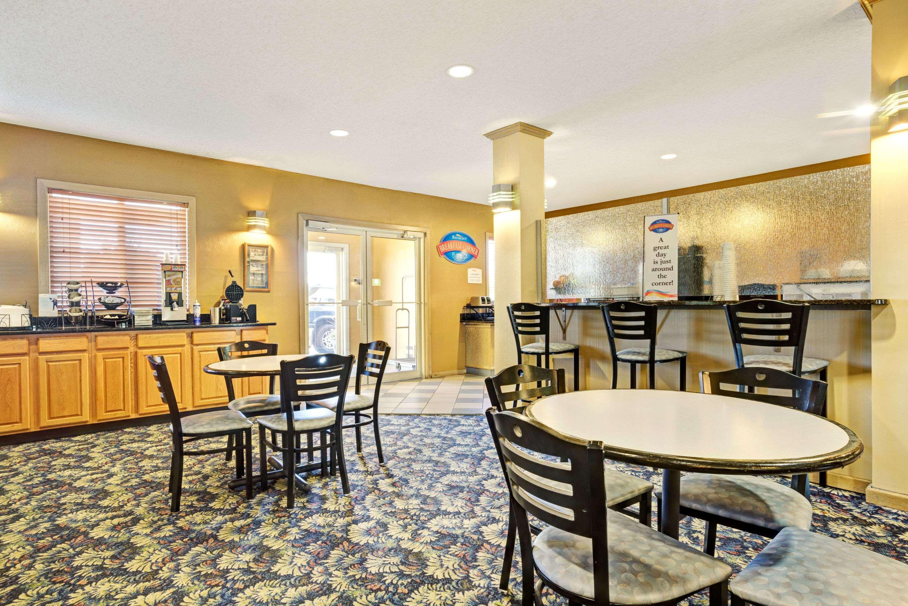 Baymont By Wyndham Wahpeton Hotell Exteriör bild