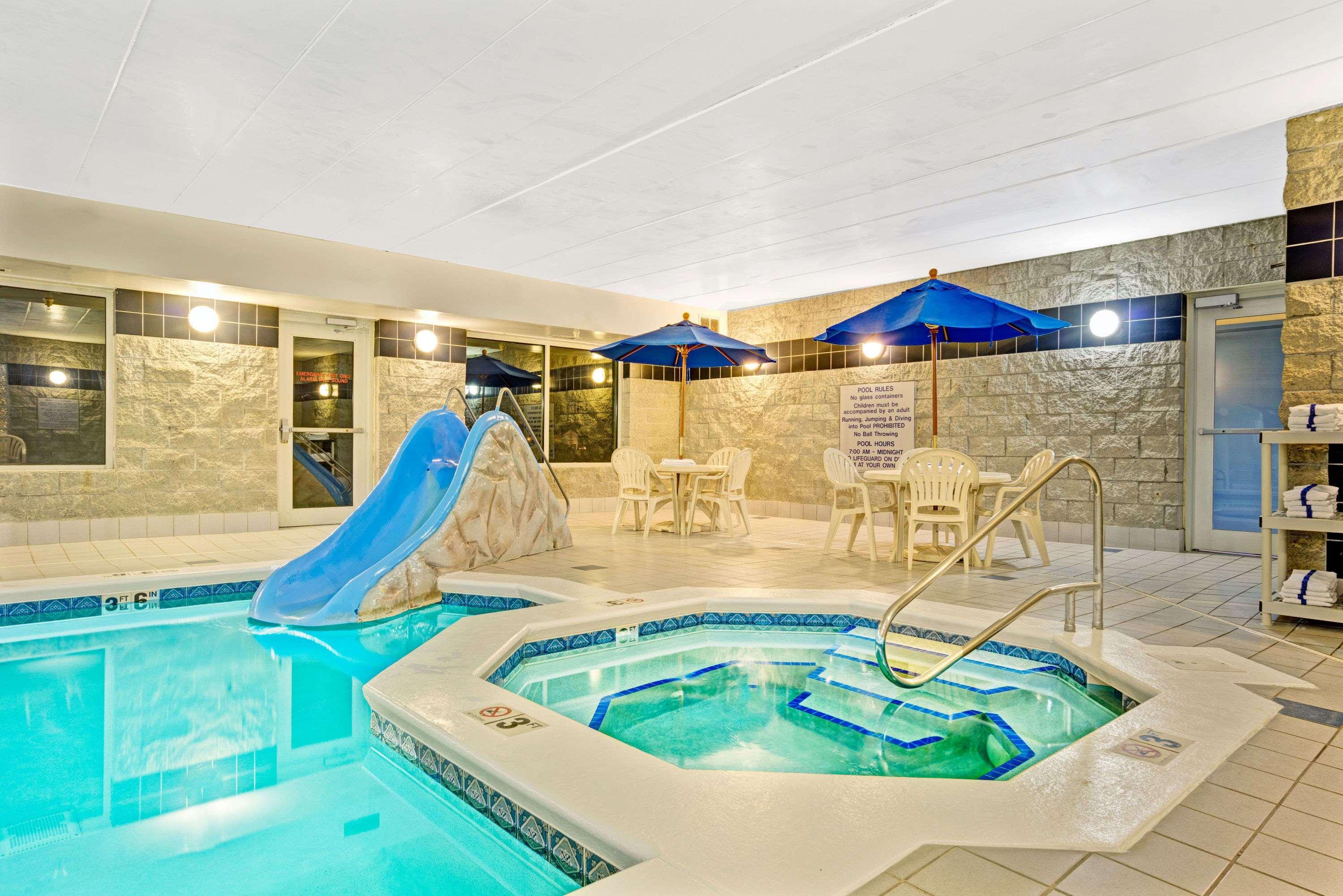 Baymont By Wyndham Wahpeton Hotell Exteriör bild